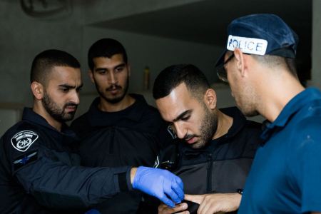 بالصور والفيديو : حملة للشرطة والقبض على مشتبهين بجرائم القتل والسلاح